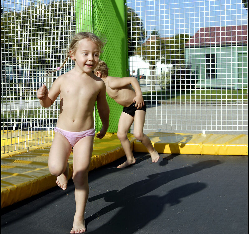 petite fille courant sur un trampoline 